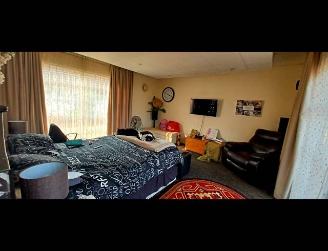 3 BEDROOM FREEHOLD FOR SALE IN KENLEAF